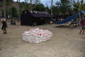 aardbeving lombok en gili-eilanden politiepost en Rode Kruis hulp
