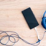 Koptelefoon en Pixel 2XL podcasts luisteren