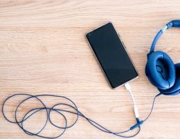Koptelefoon en Pixel 2XL podcasts luisteren
